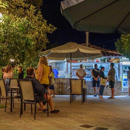 بلاتانياس Des Roses Hotel المظهر الخارجي الصورة