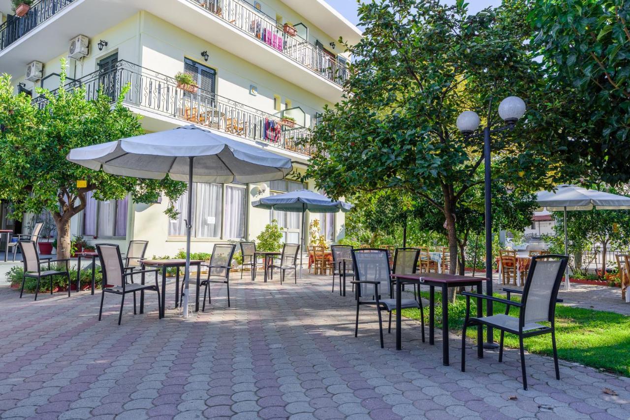 بلاتانياس Des Roses Hotel المظهر الخارجي الصورة