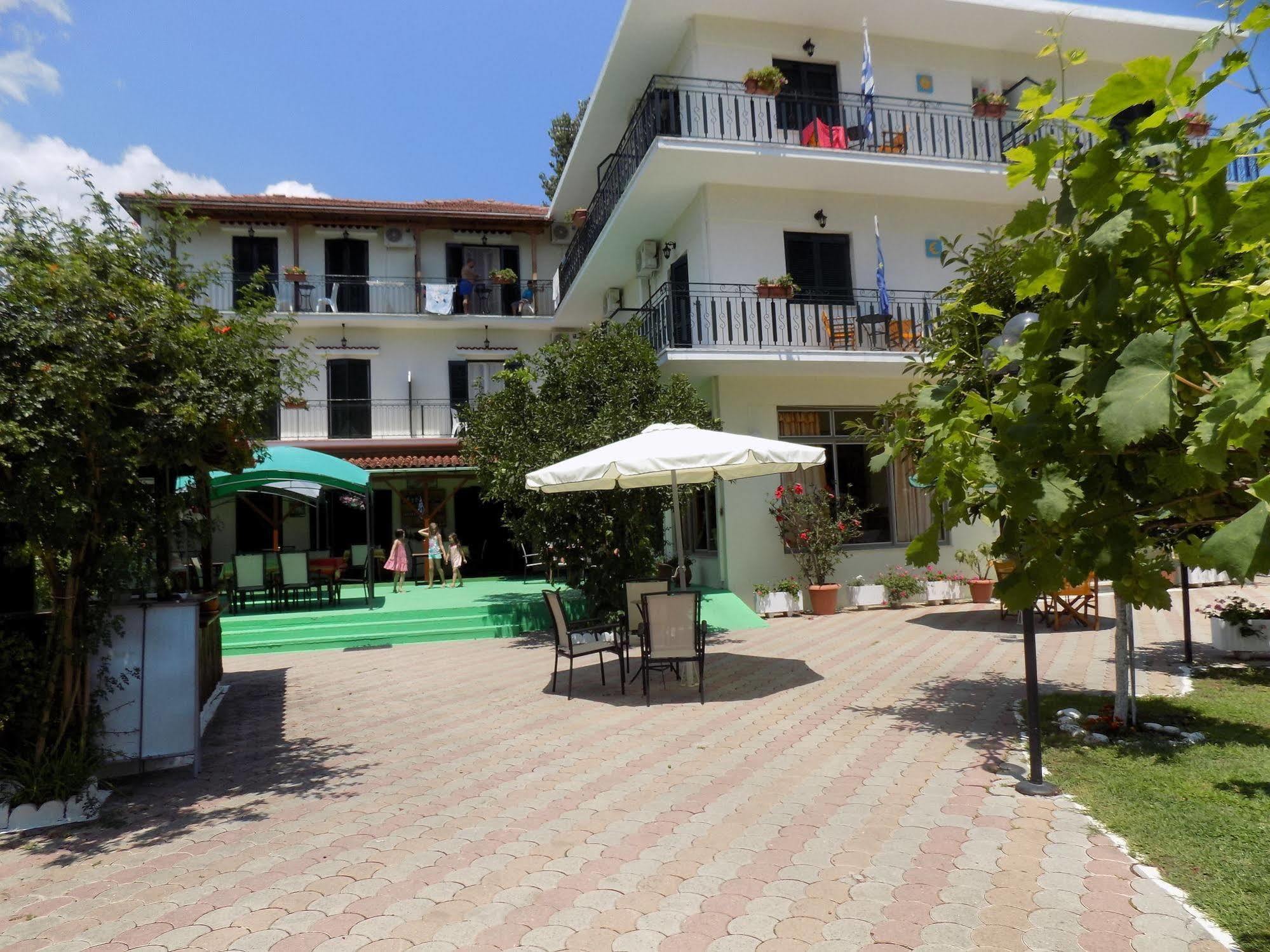 بلاتانياس Des Roses Hotel المظهر الخارجي الصورة